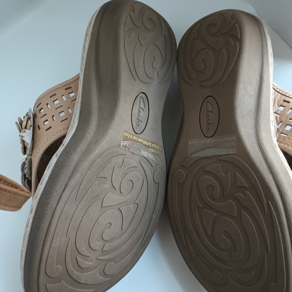 Clarks Artisan Womans 5.5 Floral Thong Sandal Leather Pink Silver Cushioned - Picture 5 of 8